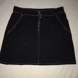 Cute black skirt !